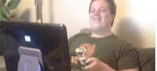 Person mit Übergewicht sitzt vor einem Computer