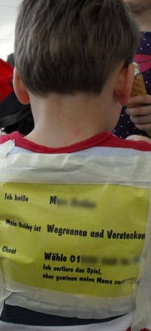 Vorschaubild: Junge mit Finde-mich-Schild