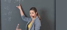 Lehrerin mit Headset und Phonak-System 'Dynamic SoundField' beim Unterricht