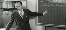Ausschnitt: Lehrer in den 1950er-Jahren beim Deutschunterricht an der Tafel