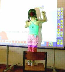 Vorschaubild: Mädchen arbeitet am Activboard mit der Software Activprimary