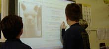 2 Schüler an einem SMART-Board