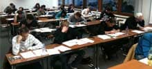 Schüler beim Schreiben einer Klassenarbeit