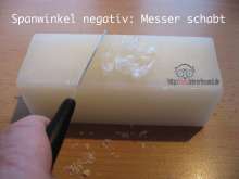 Spanwinkel negativ: das Messer SCHABT.