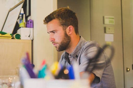 Lehrer arbeitet in den Ferien