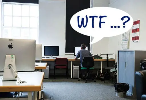 Lehrer sitzt vor Computer
