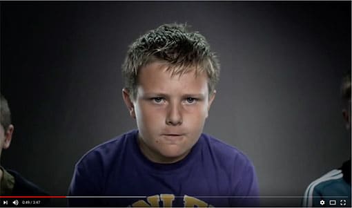 Ausschnitt: jugendlicher Computerspieler, Frontalansicht während des Spielens (Youtube)