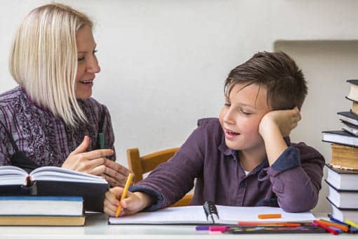 Lehrerin gibt Nachhilfe