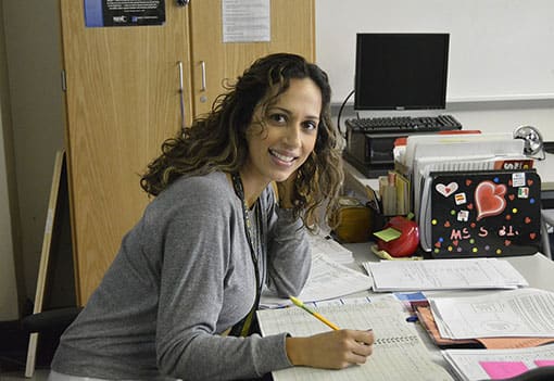 Sympathische Lehrerin in Büro