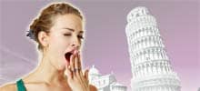 Frau gähnt vor dem schiefen Turm von Pisa