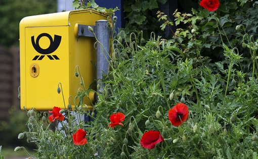 Postbriefkasten mit Mohnblumen