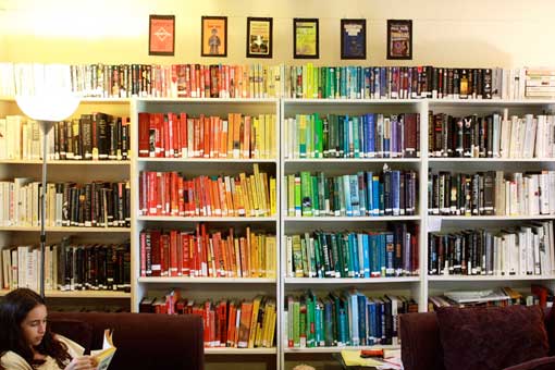 Bücherregal, nach Regenbogenfarben angeordnet