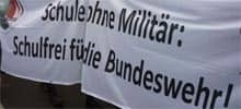 Transparent einer Demo: Schulfrei für die Bundeswehr