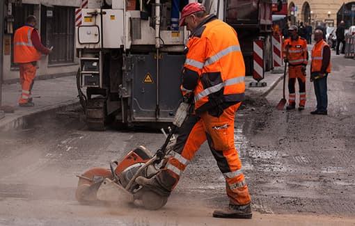 Bauarbeiter macht Lärm