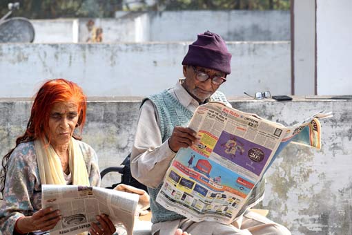 Zwei Personen lesen Zeitung