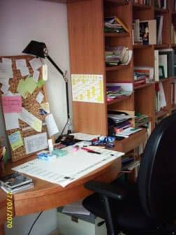 Lehrer-Schreibtisch, Hochformat