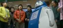 Ausschnitt aus einem YouTube-Video, wo ein südkoreanischer Roboter im Einsatz in einem Klassenzimmer zu sehen ist