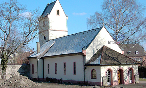 Eine Kapelle, über Eck fotografiert, führt zu zwei Fluchtpunkten.